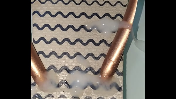 Gozando na havaianas da namorada