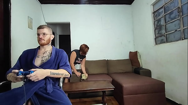 who plays video games or comes to eat my pussy
