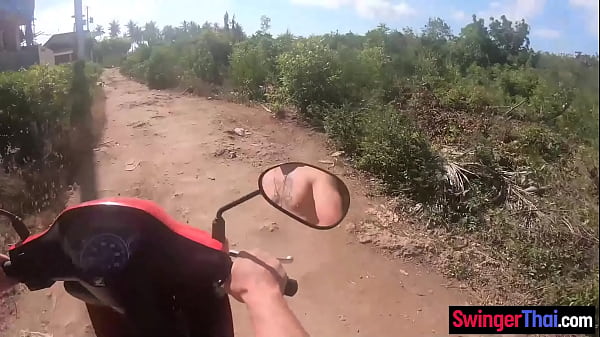 Beach fuck in public with his sexy amateur Thai girlfriend who loved it