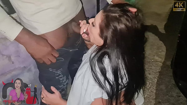 Sai com o meu marido de casa apenas para comprar cigarro mas ao encontrar um negro gostoso parei para foder.