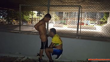 Download Video - depois da pelada jogador e o treinador &eacute; flagrado fudendo atr&aacute;s da quadra