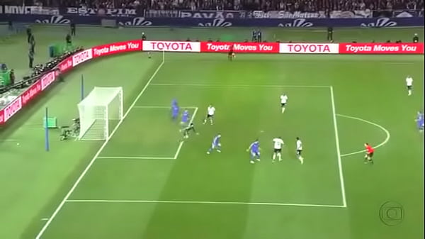 Peruano safadinho metendo a bola por traz do David Luis