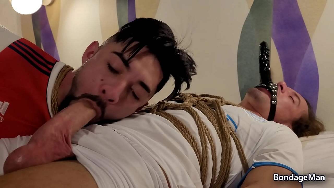 Mike Bebecito y Matheus Henk atados y amordazados juntos después de partido de fútbol | AVANCE
                    bondage big cock soccer player tied up ballgagged gay blowjob gay masturbation tapegagged bondageman bound guys muchos negros