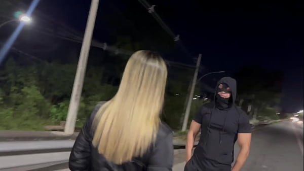 CUCKOLD LEAVES WIFE AT EASE, ENDOWED ON AV. BRASIL