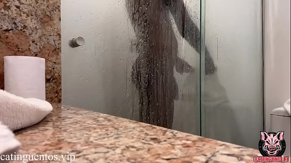 Eu ganhei uma mijada e fui tomar banho