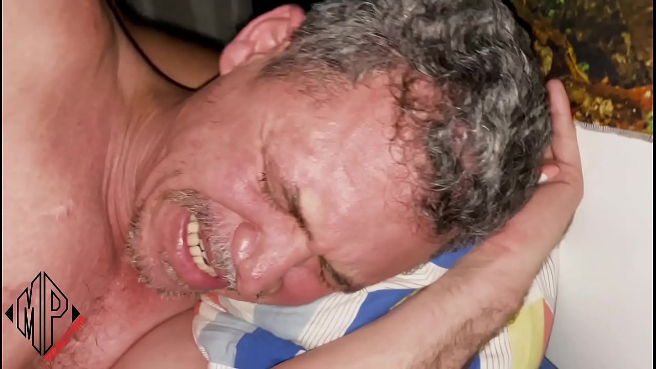 El portero Isaac siempre viene a traer el correo cuando Raphael está solo, esta vez llegó en el momento justo, se lo metió hasta el fondo del culo y lloró de placer.
                    sexy blowjob handjob riding rough real squirt reality anal sex gay amateur gay blowjob gay sex gay porn anal gay porteiro rola grossa rola no cu porteiro safado muchos negros