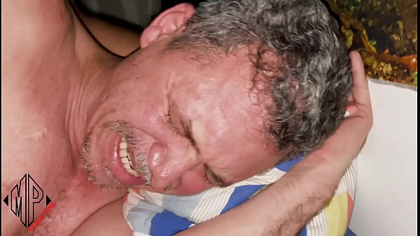 O porteiro Isaac sempre vem trazer as correspon...