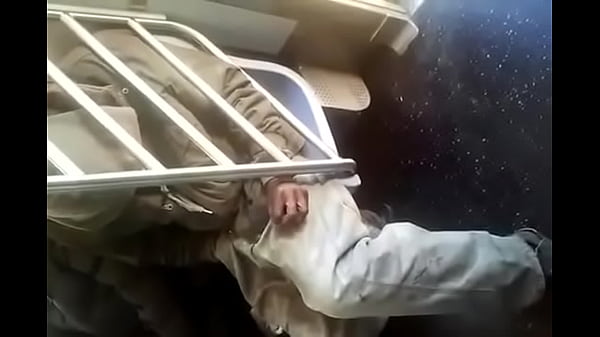 Viejo tocando bulto en el tren