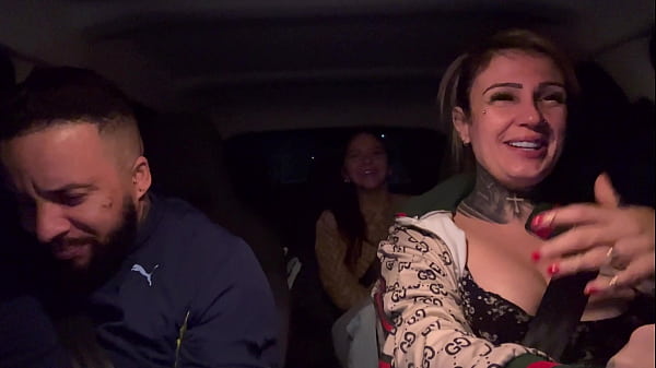 Download Video - Pegamos uma passageira de frente de um Putero badalado em S&atilde;o Paulo&excl; J&aacute; sabe oque aconteceu com a pulta safada dentro do Carro&excl;