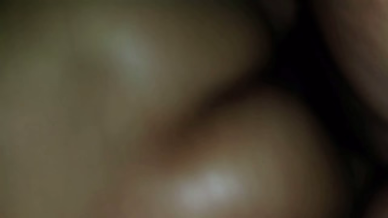 Casal brasileiro aproveitando momento prazeroso em casa