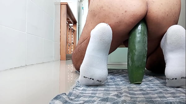 Sentando enfiando um pepino grosso no cuzinho,...