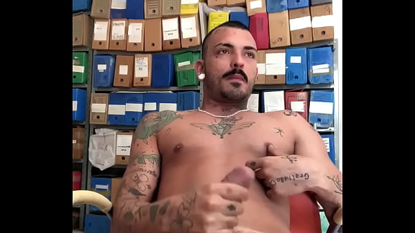 Download Video - Tatuado batendo uma &sol;parte 2