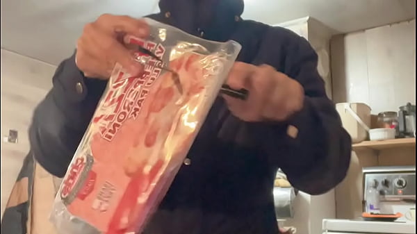 haha cook her pizza then her pussy make out flood