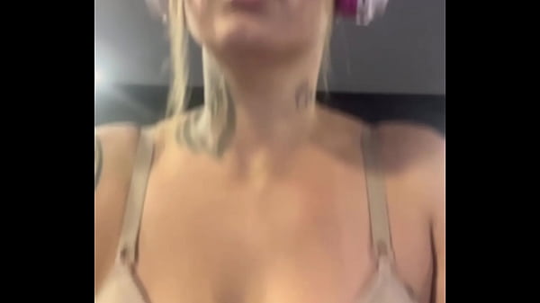 Wow, I'm in a bra training at the gym and all sweaty and crazy with lust! It ran down her smooth, sweaty pussy.