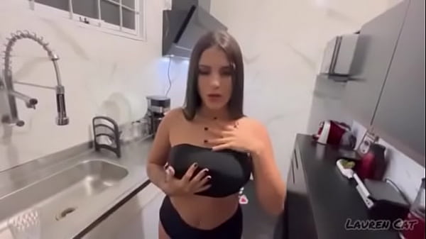 Délicieuse Brune Assise Savoureuse Et Faisant À Quatre Pattes
