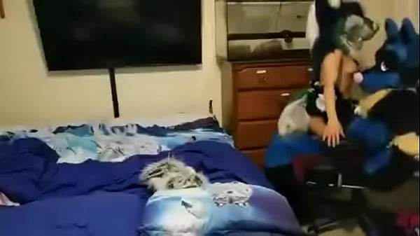 Lucario Baise Sur La Chaise