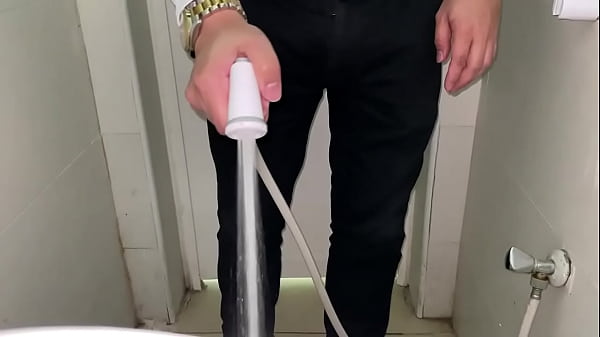 Espiar um cara gostoso profissional mijando de pau duro acabou com uma gozada Creampie capturada de perto