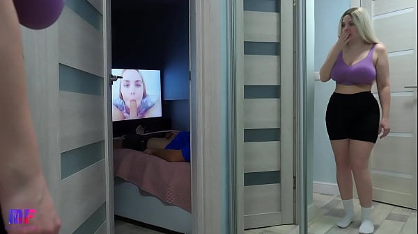 Miss Fantasy - Enteada com peitos grandes espia o padrasto