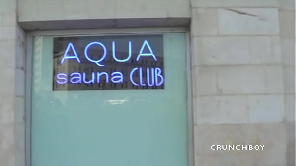 un hetero baise un gay dans un sauna gay au bar