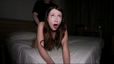 彼は彼女に乱暴した…