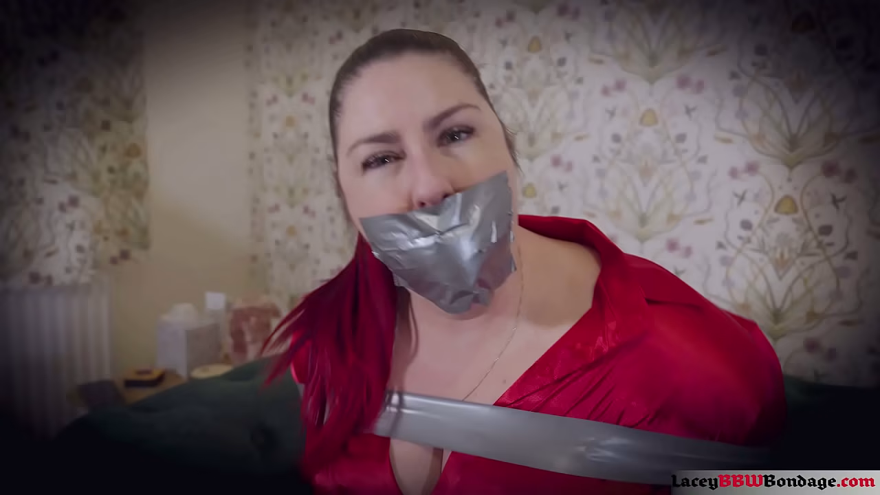 La secretaria Lacey, la chica de al lado, fue atada y amordazada con cinta adhesiva mientras vestía una blusa de satén BBW en una escena de bondage.
                    bdsm cute bondage tied bound bbw big tits big boobs ballgagged girl next door big girl tape bondage damsel in distress tape gagged gag talk bound gagged tied up girl tied up gagged gefesselt geknebelt milf bbw bondage muchos negros