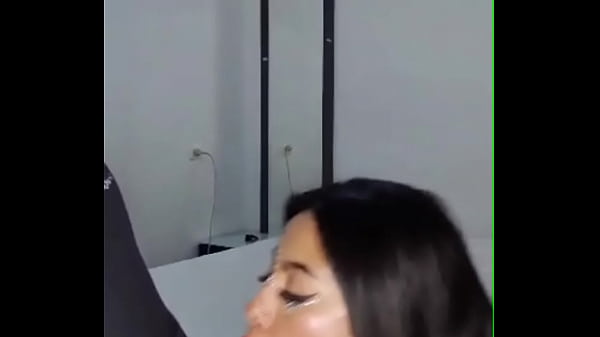 Download Video - TREMENDOUS BRUNETTE gives me a blowjob&comma; she has an impressive deep throat&comma; how deep and hot it is&excl;