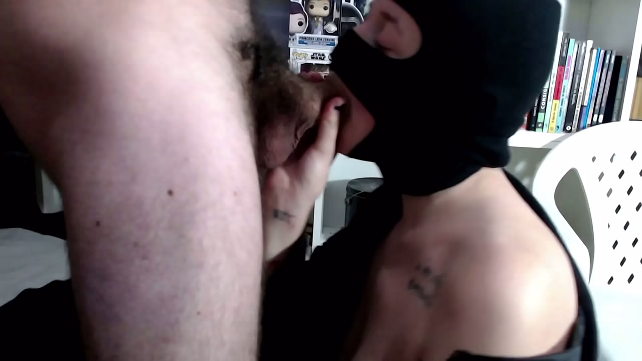 Mi hermanastra Argentina me hace sexo oral super rico, tengo el pene como una roca