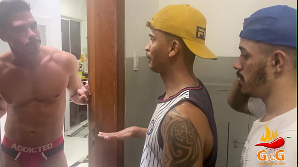 Download Video - os novos vizinhos perderam a chave e resolveram pedir uma hospedagem em nosso apt e fornecemos nao so hospedagem e tambem muita piroca e leite video completo em gutoegustavo com e gutoabravanel