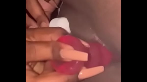 Ebony Joue Avec Un Vibromasseur Sur Sa Chatte