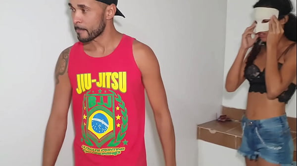 Download Video - Padrasto pega enteada novinha dando pro amigo e fode ela tambem