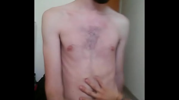 Blanquito pijon acaba con la verga adentro.