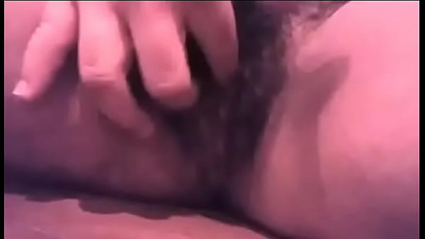 私のガールフレンドはオナニーします