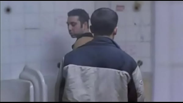 Download Video - Mamada en ba&ntilde;o p&uacute;blico