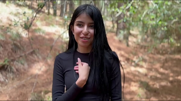 Download Video - Karol smith sexy latina mexicana&comma; seduce a un extra&ntilde;o para que la ayuden en el bosque y se corre dentro