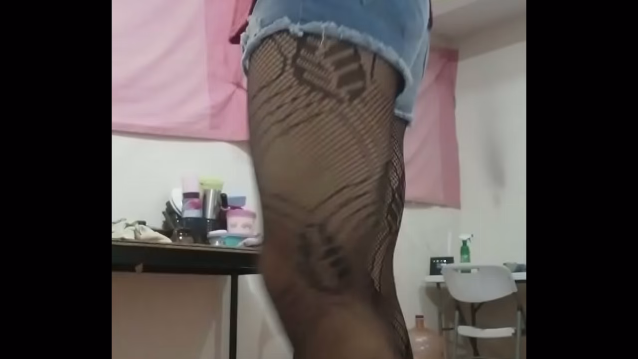 Modelando un mini shorts