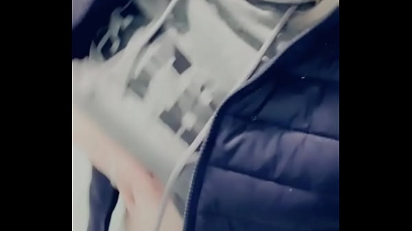 Petit teasing coquin dans les toilettes publiques - ( Rattrapage de Contenu )