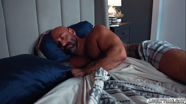 Download Video - Carter Del Rey accidentally walks into Drew's bedroom and sees him resting shirtless and hard on&period; Carter starts to get attracted and horny so he blow it