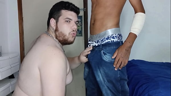 Download Video - Hetero Motoboy Novinho Gosta de Comer Rabo Gordo - Parte 1 &lpar;COMPLETO NO SHEER E RED&rpar; Veio de longe todo machucado porque viu meus videos e mandou mensagem doido pra comer tamb&eacute;m&comma;