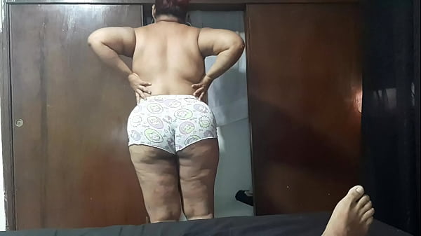 I masturbate watching my Aaunt get dressed
