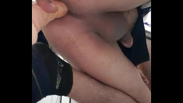 Anal de perrito en baño