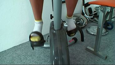 Hot babe sucks on huge cock and gets to ride it deep at the gym sex session