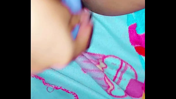 Download Video - Toc&aacute;ndome en silencio para que mis pap&aacute;s no escuchen pero quer&iacute;a gemir delicioso