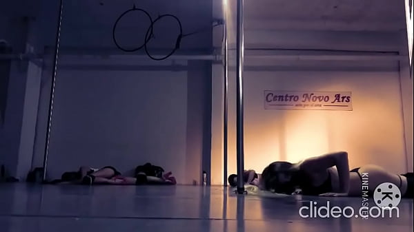 Doctora hace un sexy baile en el tubo mostrando el culo