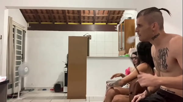 Download Video - a amiga trans da minha namorada foi em casa&comma; enquanto minha namorada foi tomar banho comi o cu da amiga dela