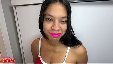 Garota casada penetrada em todos os buracos durante um banho bem quente