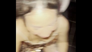 Fodendo muito forte a gostosa no banheiro da balada!