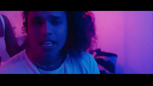 Download Video - LOIRA GOSTOSA TRAINDO O CORNO AO VIVO