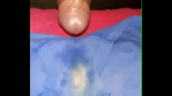 Orinando en la braga de mi prima, mientras ella se baña.o