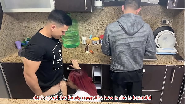 Esposa y su Marido Cocinando pero su Amigo le M...