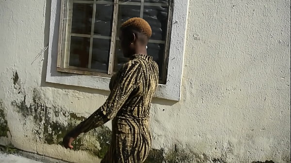 Gold visits absent boyfriend but meet his roommate and fucks him instead